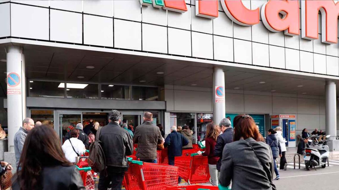 Colas en la puerta del supermercado Alcampo