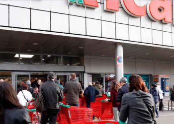 Colas en la puerta del supermercado Alcampo