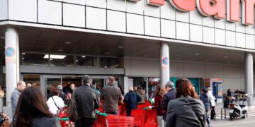 Colas en la puerta del supermercado Alcampo