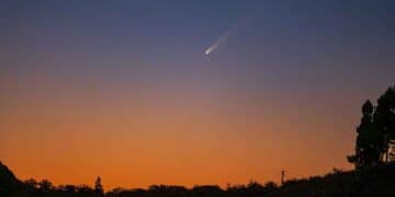 En estos lugares de Andalucía podrás ver “el cometa del siglo” como si fuese un cine.