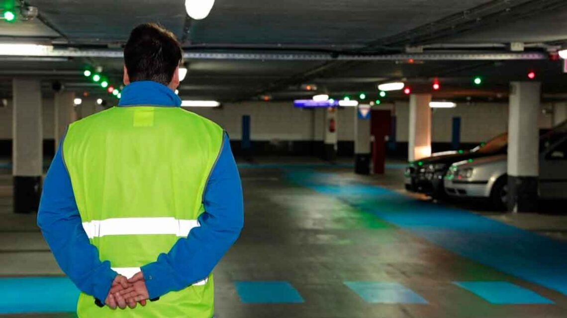 Taquilleros de parking, peones, limpiadores… Más de 2.300 vacantes para jóvenes y mayores de 50 años