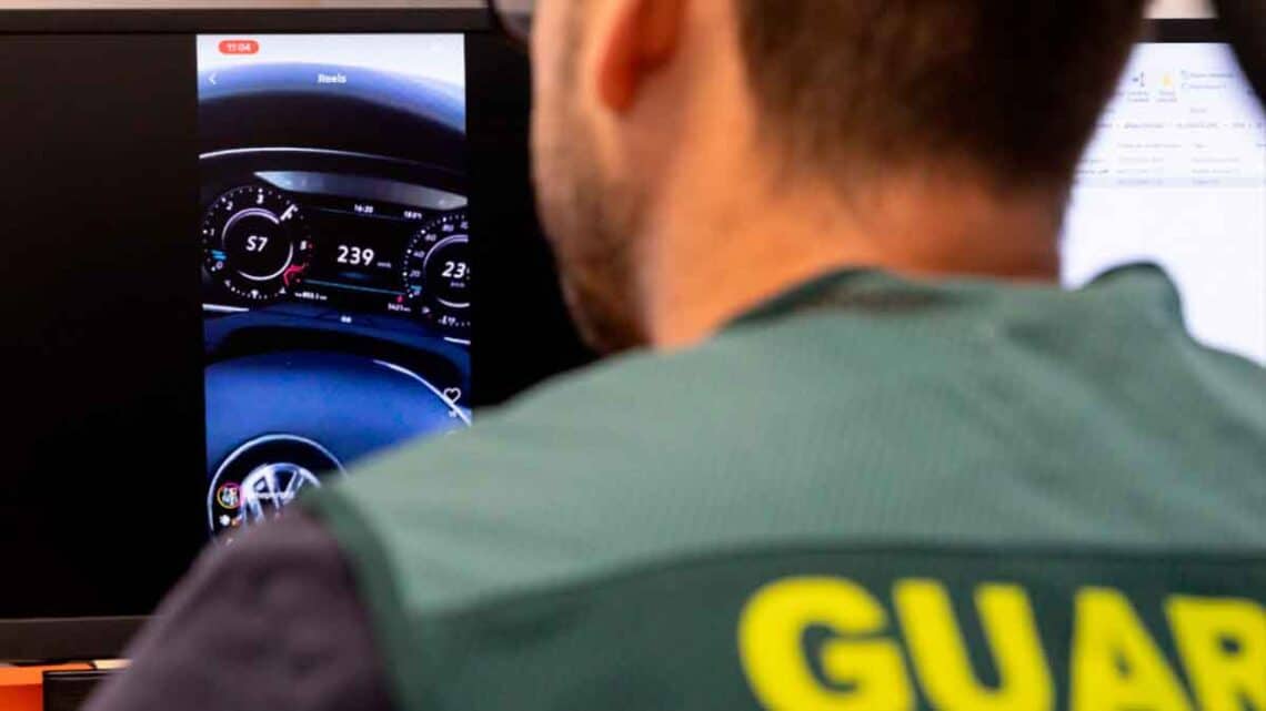 Guardia civil detecta infracciones al volante en redes sociales.