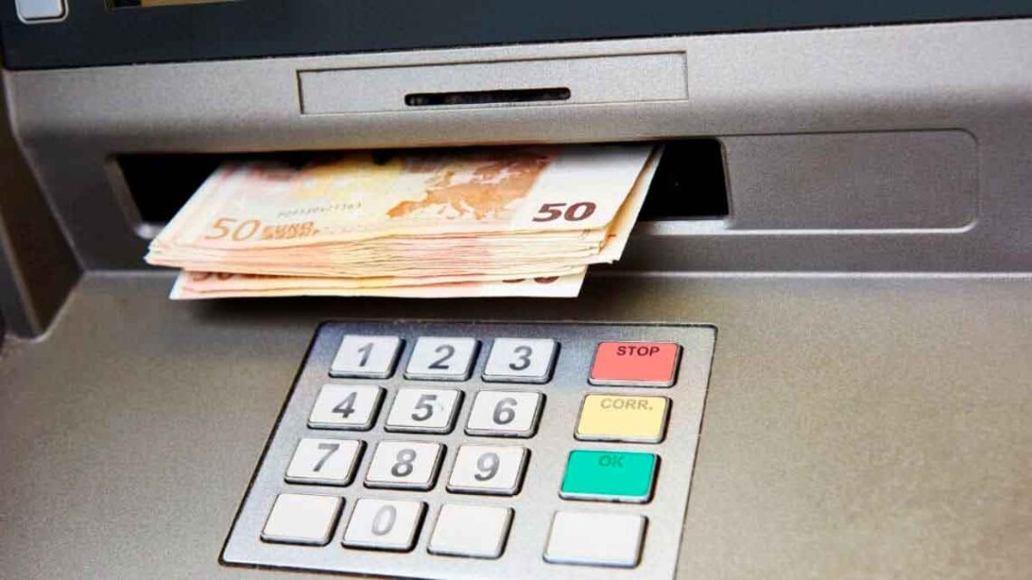 Cada banco impone sus límites en cuanto al dinero en efectivo que sus clientes pueden retirar de sus cajeros automáticos