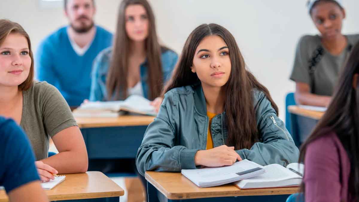 Estudiantes asistiendo a las Aulas Newton