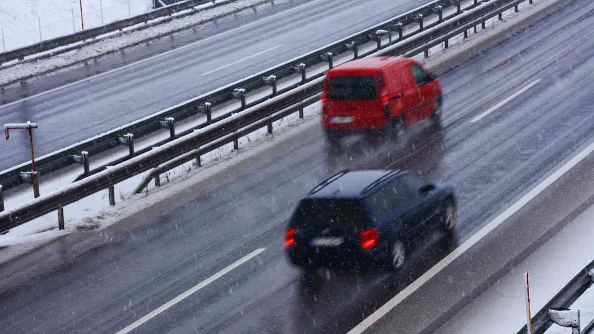 Consejos de la DGT para conducir con hielo