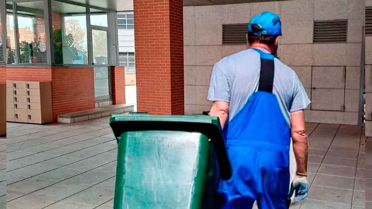 Conserje trabajando