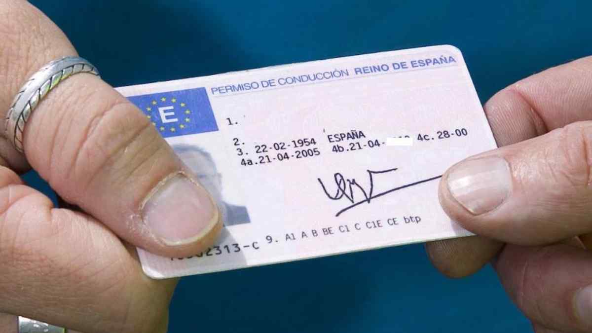 Requisitos de la DGT para renovar gratis el carnet de conducir.