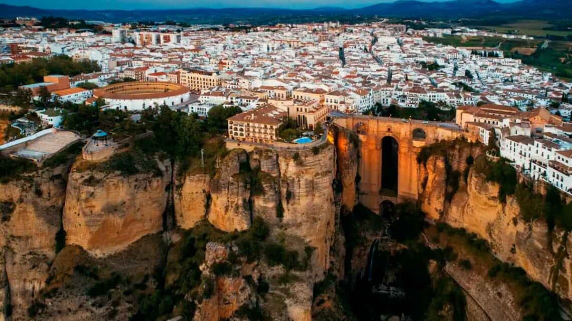 Se ofrecen 6 plazas de conserje y apertura de bolsa de empleo en el municipio malagueño de Ronda: proceso de inscripción abierto.