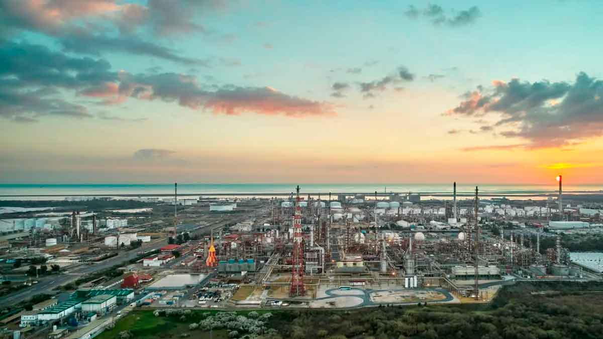 El Polo Químico de Huelva es un relevante centro industrial para la provincia que ahora busca trabajadores con incorporación inmediata.