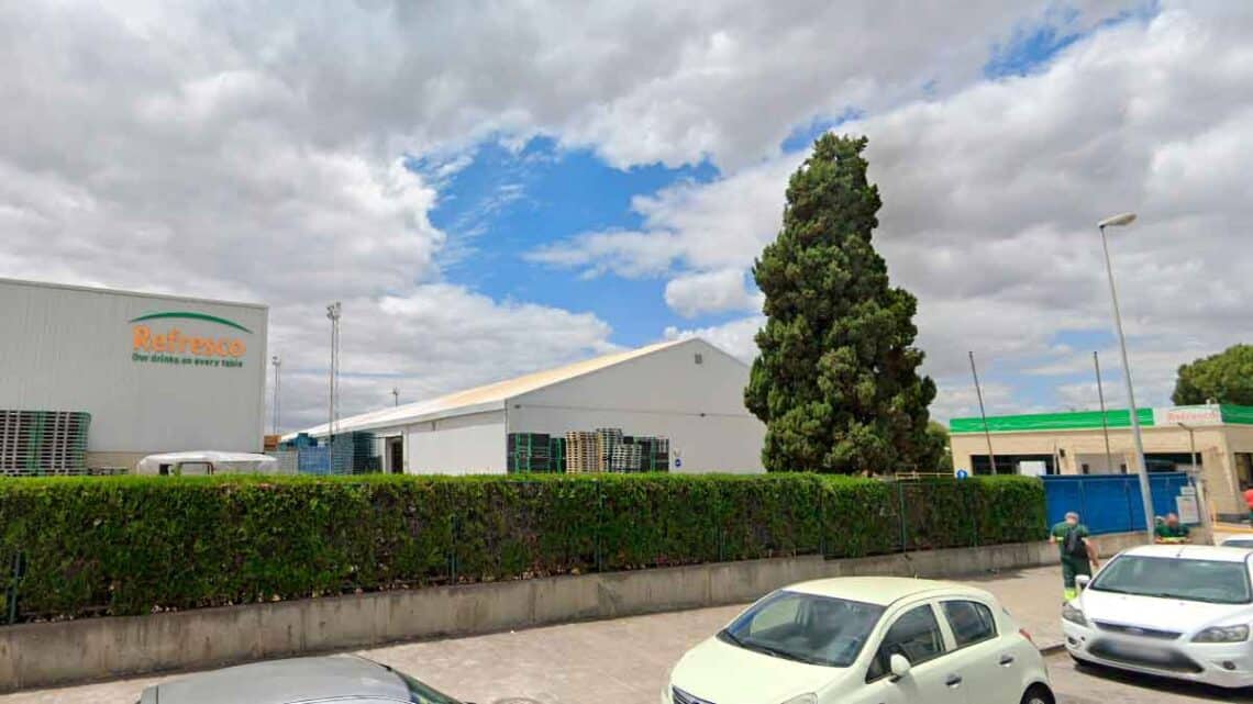 La embotelladora, Refresco Iberia, necesita operarios de producción para su planta en Sevilla: requisitos y funciones.