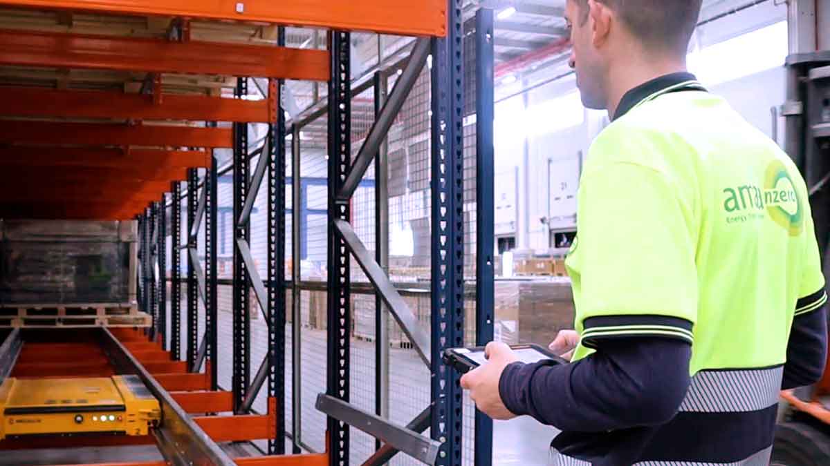 Operario de almacén trabajando