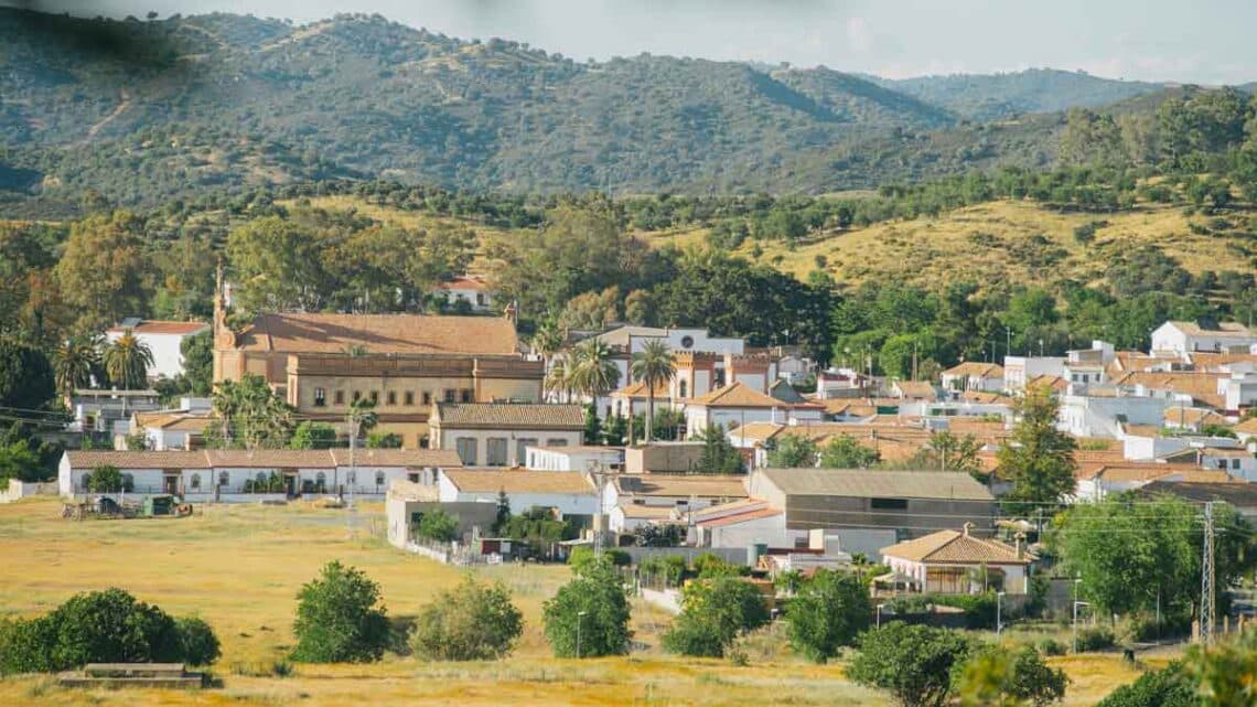 Este pequeño pueblo, situado muy cerca de la capital sevillana, está ofreciendo inmuebles muy económicos, ideales para inversores.