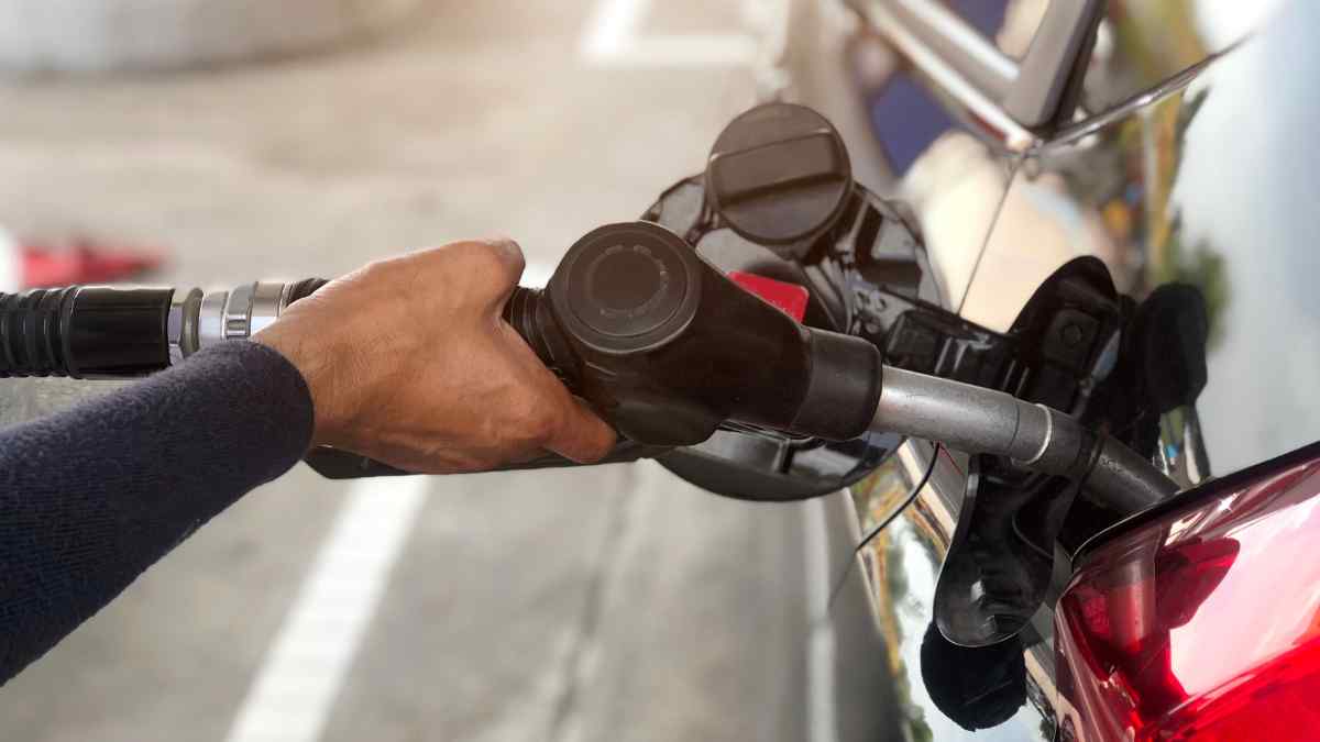 Un experto aclara un error que cometemos al repostar gasolina