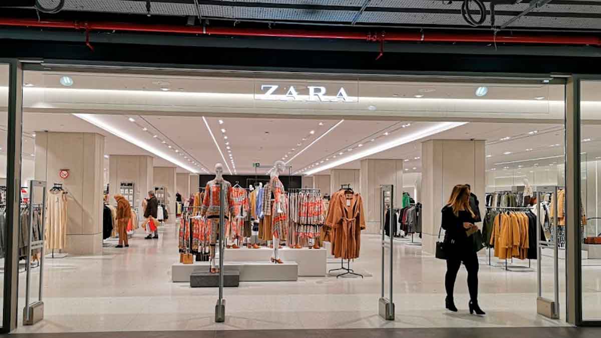 Gente en tienda Zara