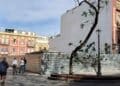 Calle en Almería con obras y transeúntes, reflejando la realidad urbana de la ciudad en 2024.