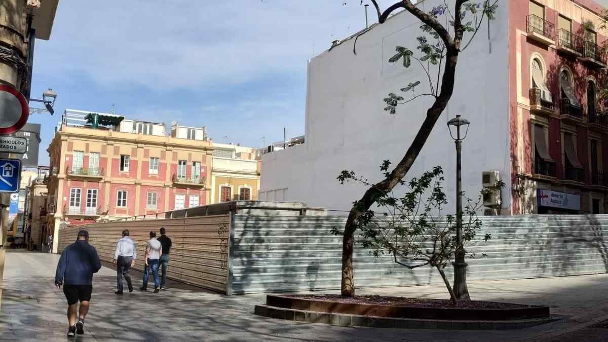 Calle en Almería con obras y transeúntes, reflejando la realidad urbana de la ciudad en 2024.