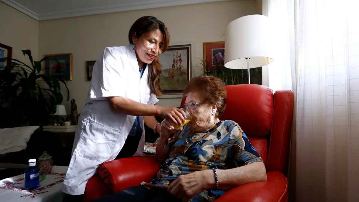 Recopilación de ofertas de empleo activas en el SAE para trabajar como auxiliar de ayuda a domicilio: cómo enviar el CV.