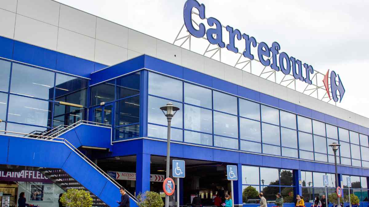 Fachada de un supermercado Carrefour en Francia, relacionado con el despido de una trabajadora tras 41 años.