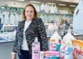 Concha Yoldi, presidenta de Persán, rodeada de productos detergentes como Flota y San en el laboratorio de la empresa.