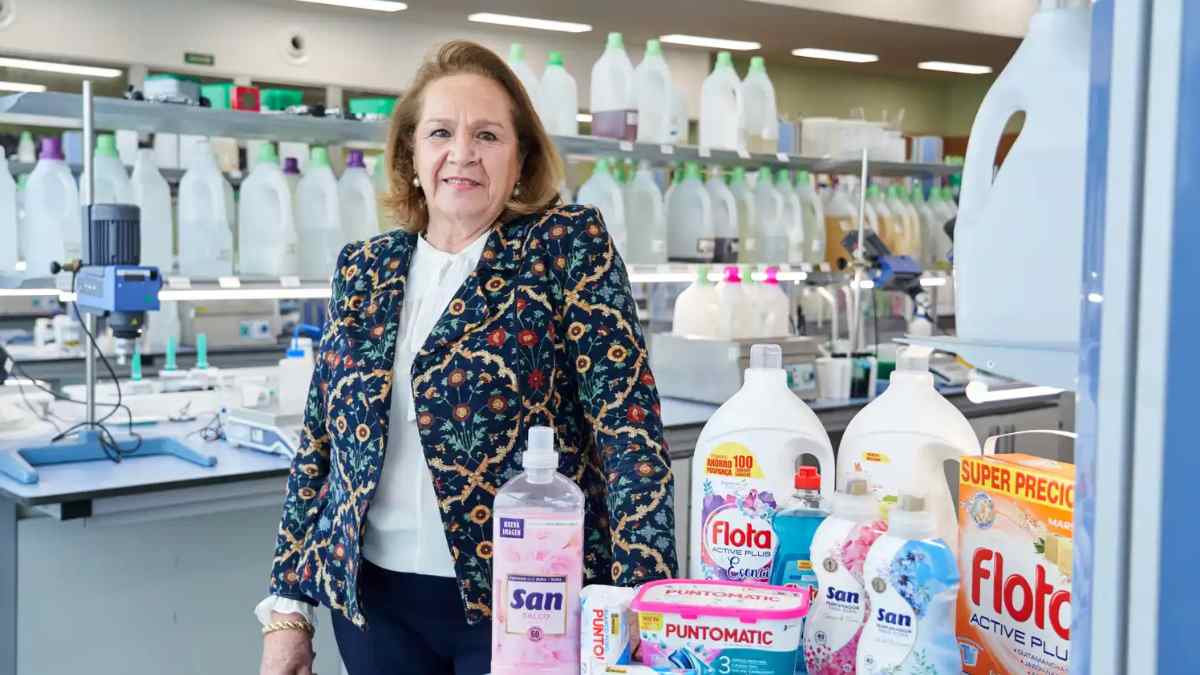 Concha Yoldi, presidenta de Persán, rodeada de productos detergentes como Flota y San en el laboratorio de la empresa.