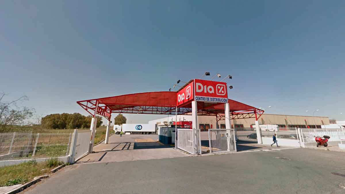 Entrada al centro logístico de DIA en Dos Hermanas (Sevilla), donde la empresa busca mozos de almacén para turno de tarde.