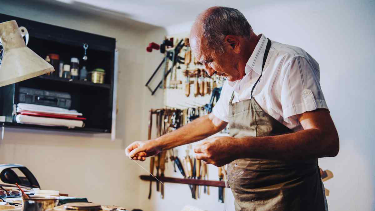 Hombre jubilado trabajando en un taller de artesanía, representando la jubilación activa.