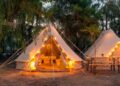 Glamping en Sevilla de Kampaoh con tiendas iluminadas en la naturaleza.