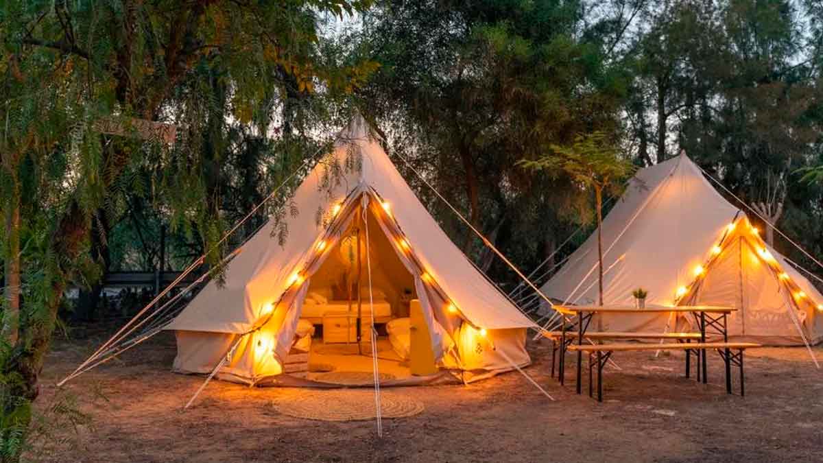 Glamping en Sevilla de Kampaoh con tiendas iluminadas en la naturaleza.