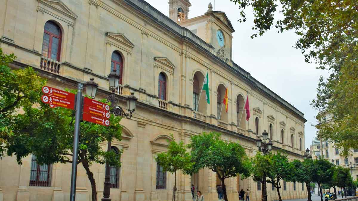 Oferta pública para trabajar en el Ayuntamiento de Sevilla por sistema de méritos: solo se pide tener el certificado de escolaridad.