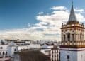 Vista de Sanlúcar la Mayor, Sevilla, con su arquitectura tradicional.