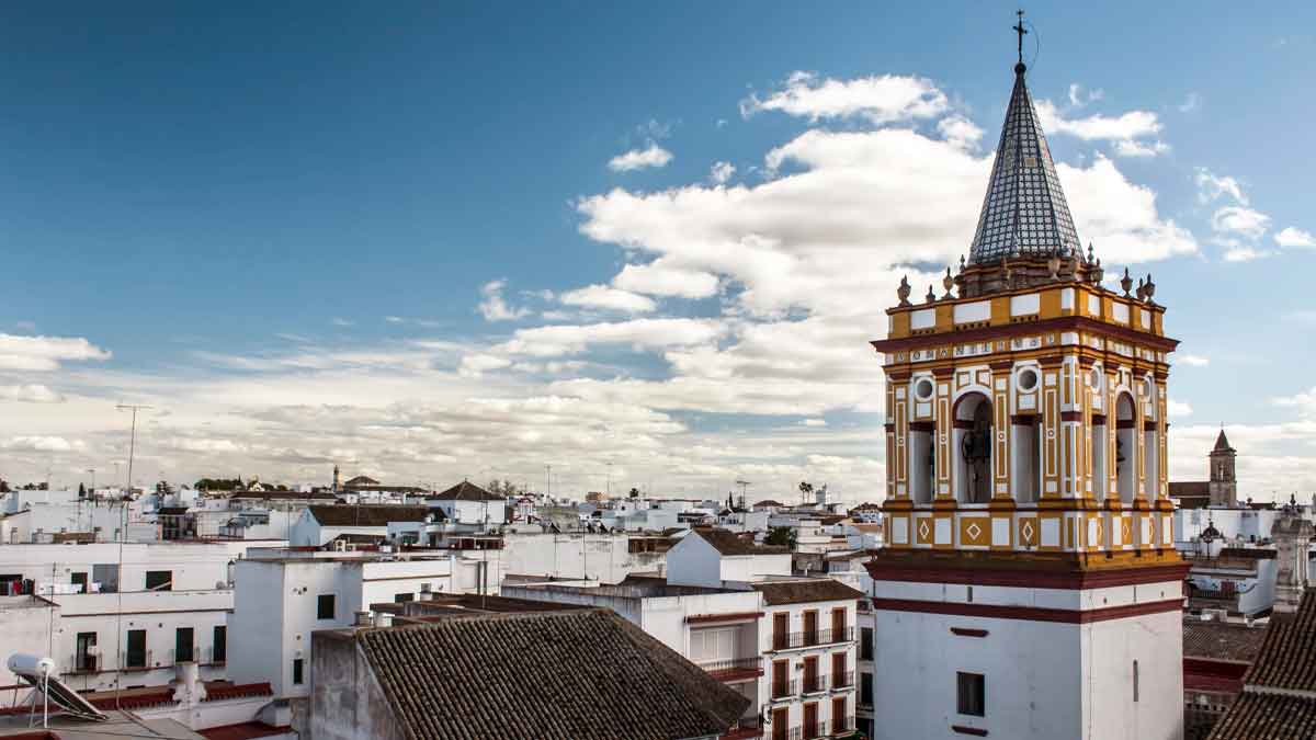 Vista de Sanlúcar la Mayor, Sevilla, con su arquitectura tradicional.