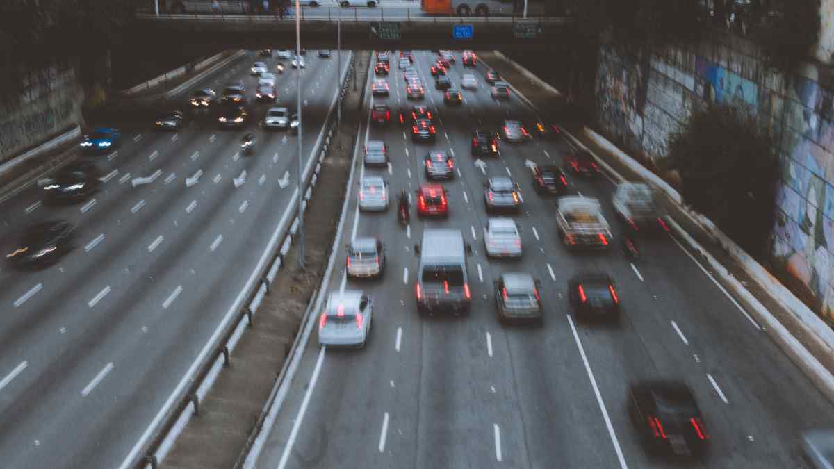 Tráfico en carretera con nuevos radares de la DGT instalados en Andalucía, ubicados en Málaga, Almería y Granada.