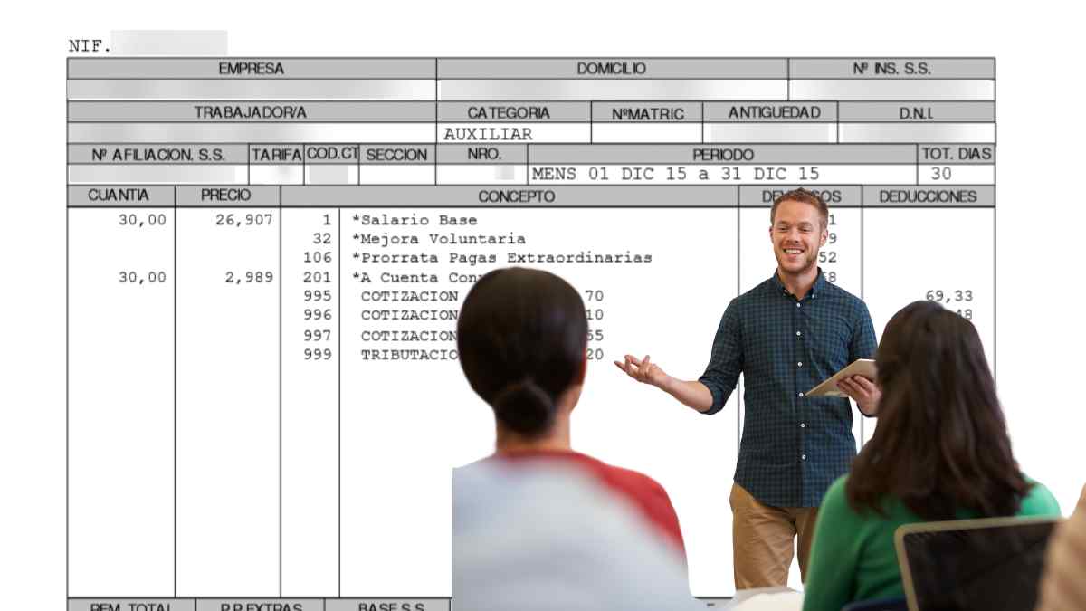 Profesor de secundaria explicando en clase con una nómina de fondo, reflejando el salario docente en Andalucía en 2024.