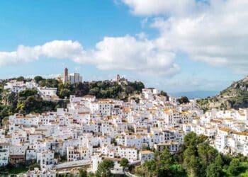 Casares, un municipio de la Costa del Sol con una casa por solo 25.000 euros.