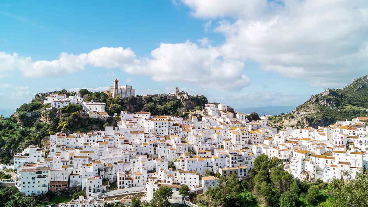 Casares, un municipio de la Costa del Sol con una casa por solo 25.000 euros.