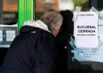 Una resolución publicada en el Boletín Oficial del Estado hace efectivo el cierre de las oficinas bancarias en Andalucía durante 72 horas.