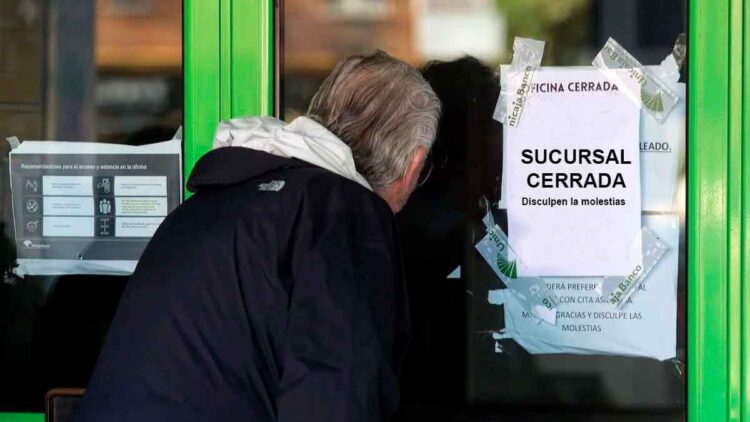 Una resolución publicada en el Boletín Oficial del Estado hace efectivo el cierre de las oficinas bancarias en Andalucía durante 72 horas.