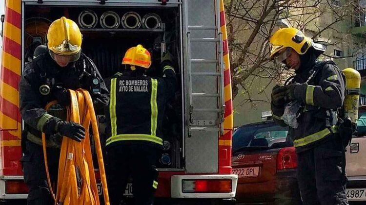 El Ayuntamiento de Málaga convoca 51 plazas de bombero con acceso en turno libre: requisitos generales y específicos para participar.