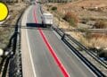 La DGT pinta una línea roja para advertir a los conductores de una carretera de Andalucía.