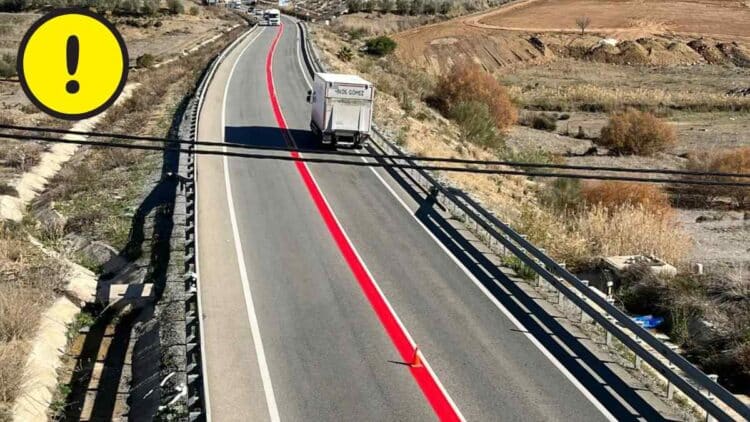 La DGT pinta una línea roja para advertir a los conductores de una carretera de Andalucía.