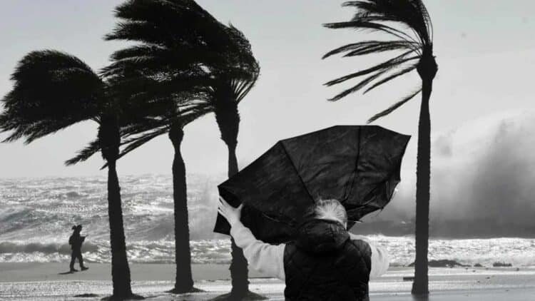 Fuerte viento y oleaje en la costa andaluza durante el puente del 28 de febrero, según el pronóstico de El Tiempo.