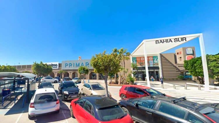 Se necesita personal por nueva apertura en Centro Comercial Bahía Sur de San Fernando (Cádiz): 30 horas semanales y contrato indefinido.