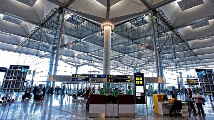 Un establecimiento ubicado en las instalaciones del aeropuerto de Málaga está buscando personal.