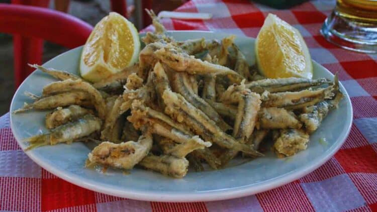 El pescaíto frito es uno de los platos más conocidos de Andalucía.