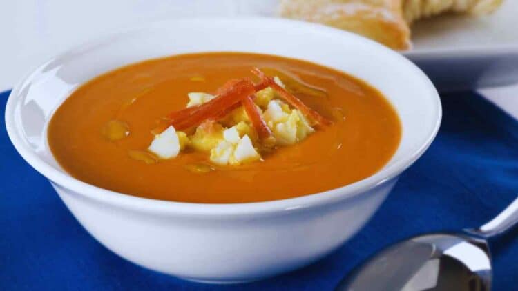 La preparación del salmorejo andaluz es muy sencilla.