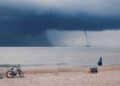 Manga marina en la costa andaluza durante la borrasca Laurence con alerta de tornados según la AEMET.