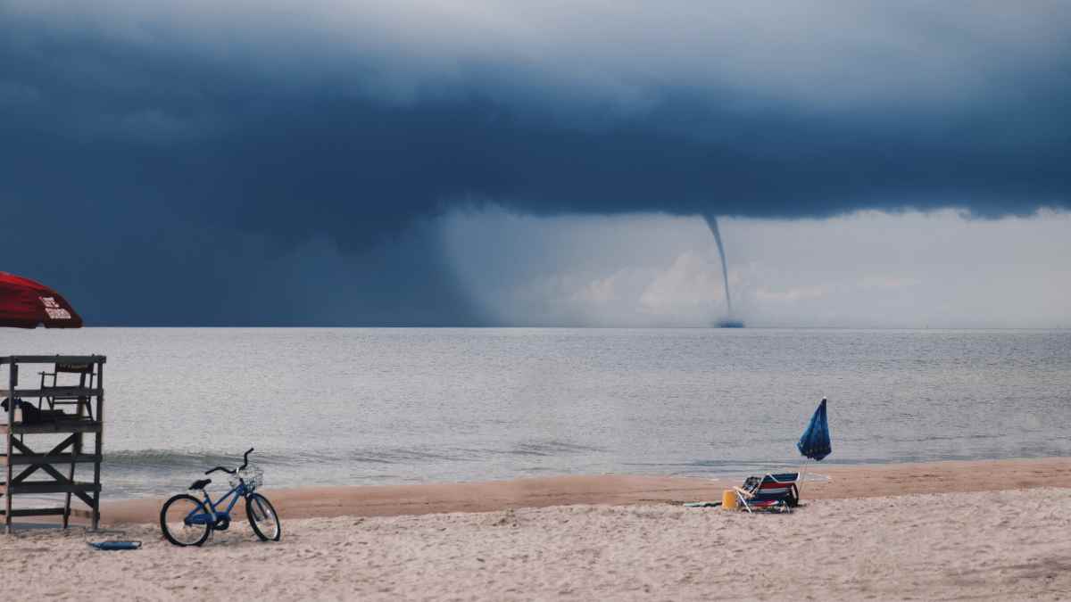 Manga marina en la costa andaluza durante la borrasca Laurence con alerta de tornados según la AEMET.