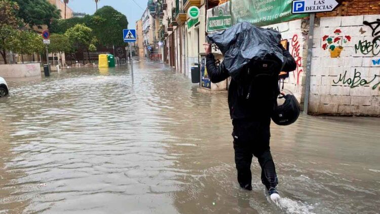 La Agencia Estatal de Meteorología (AEMET) mantiene los avisos en Andalucía este fin de semana por fenómenos meteorológicos adversos.