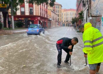 La AEMET alerta sobre intensas lluvias y tormentas en Andalucía; avisos naranja y amarillo activos, y recomiendan extremar precauciones.