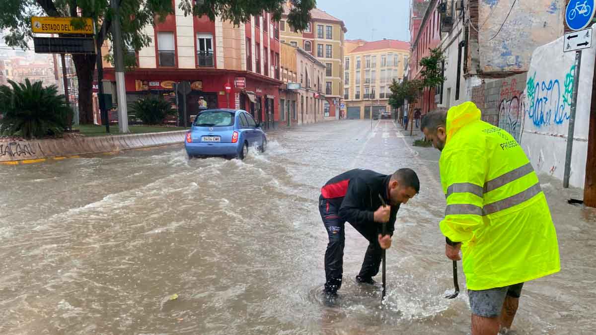 La AEMET alerta sobre intensas lluvias y tormentas en Andalucía; avisos naranja y amarillo activos, y recomiendan extremar precauciones.